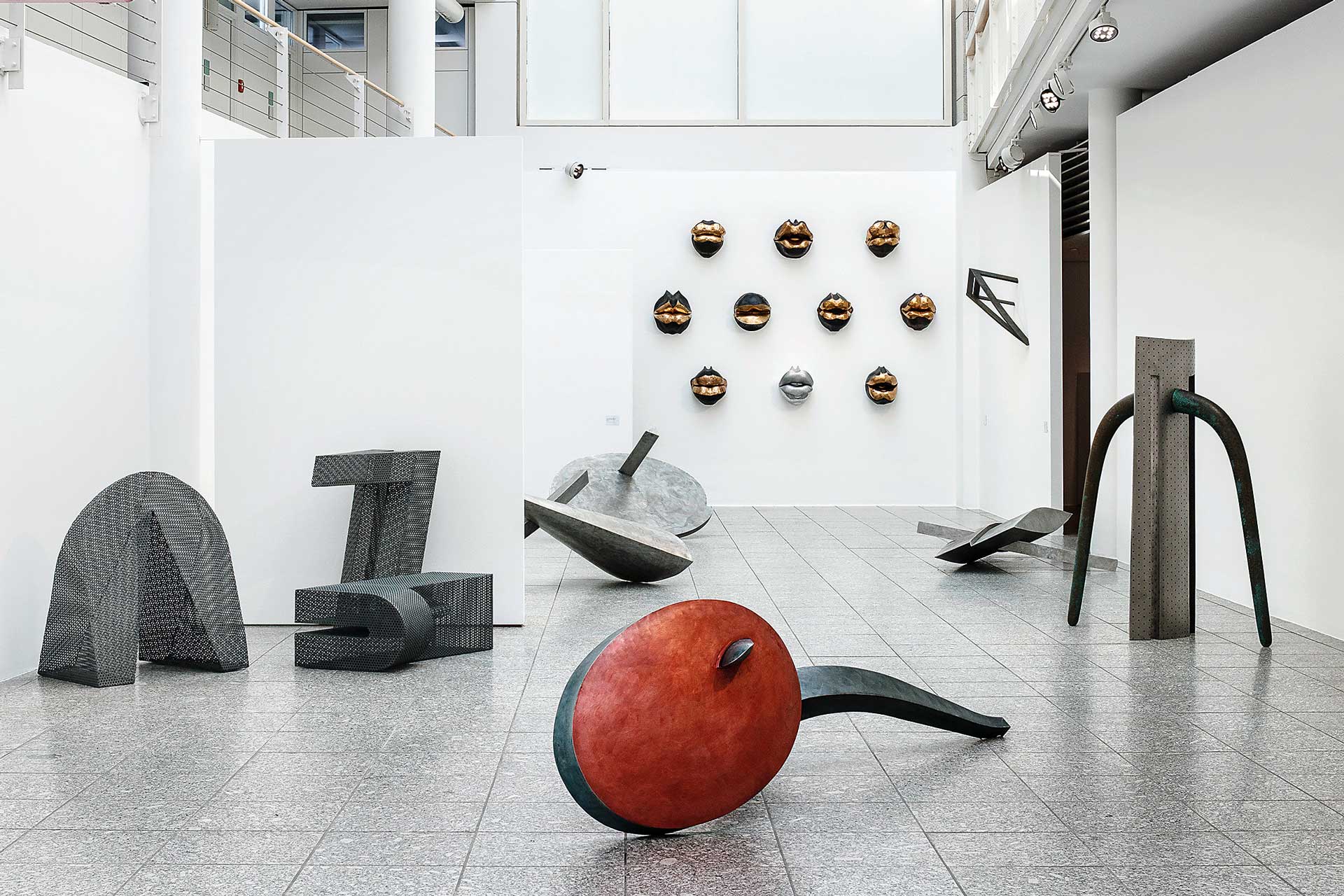 Die Ausstellung „Geometrie – Wahrnehmung – Einfühlung“ (23.1.2021– 9.1.2022) belegte eindrucksvoll, wie lustvoll der Bildhauer Lun Tuchnowski mit Farben und sinnlichen Anspielungen experimentierte.