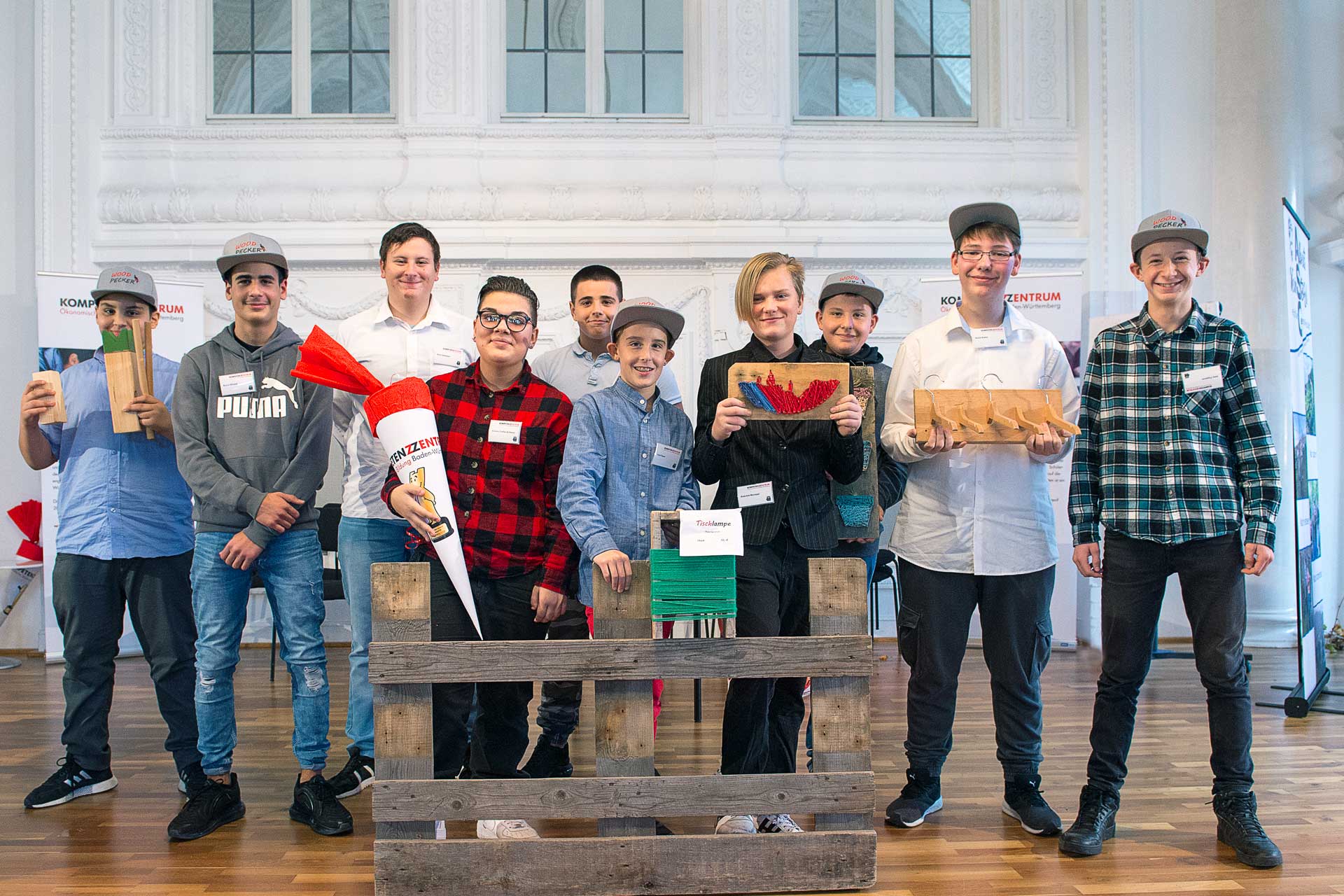 WÜRTH BILDUNGSPREIS Die Jugendlichen der Schülerfirma „Woodpecker … alles paletti!“ der Schule am Steinhaus in Besigheim beim Projektstart im Oktober 2019. Während des Wettbewerbs bewiesen sie Unternehmergeist und sammelten betriebswirtschaftliche Kenntnisse.